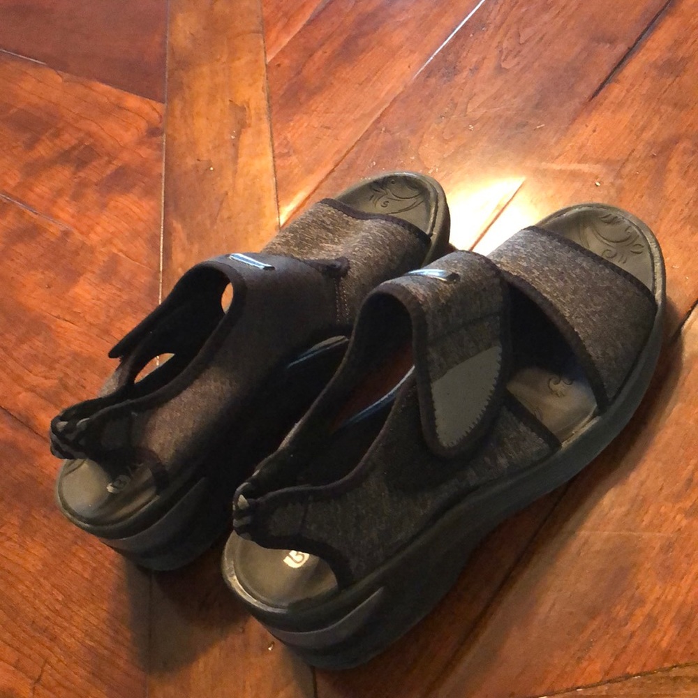 BZees sandal size 9.5 black and grey comfort sandals